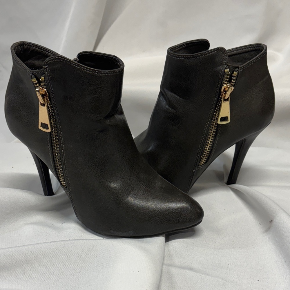 G.C. Elegant Gray Ankle Boots with Gold Zipper